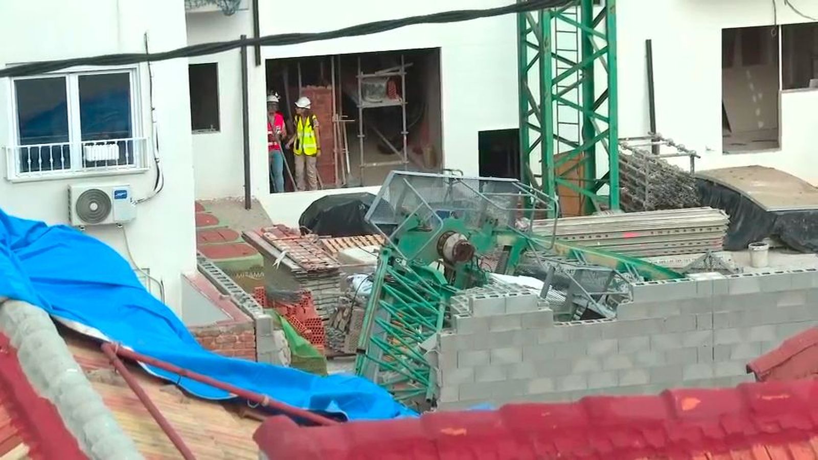 El desplome de una grúa en Tetuán: tres edificios afectados y una familia desalojada