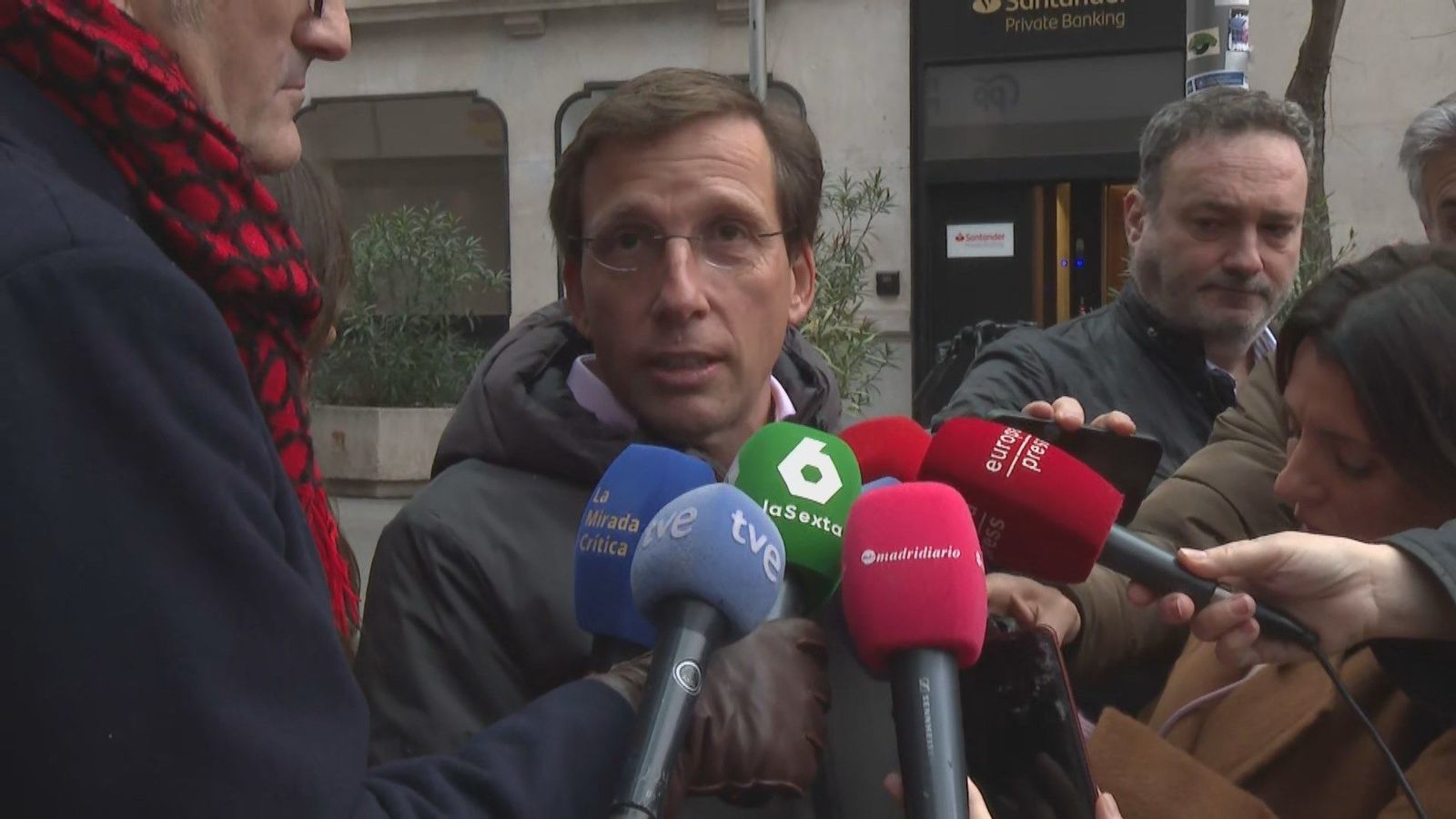 Almeida pide a los madrileños que vuelvan a sus casas por la falta de alumbrado público