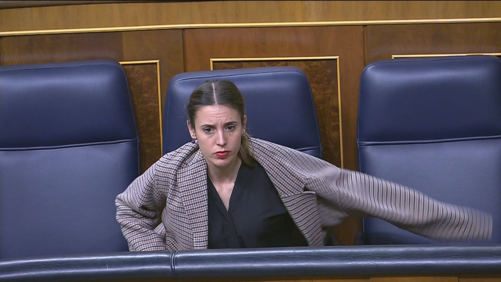 Irene Montero se queda sola en el banco azul