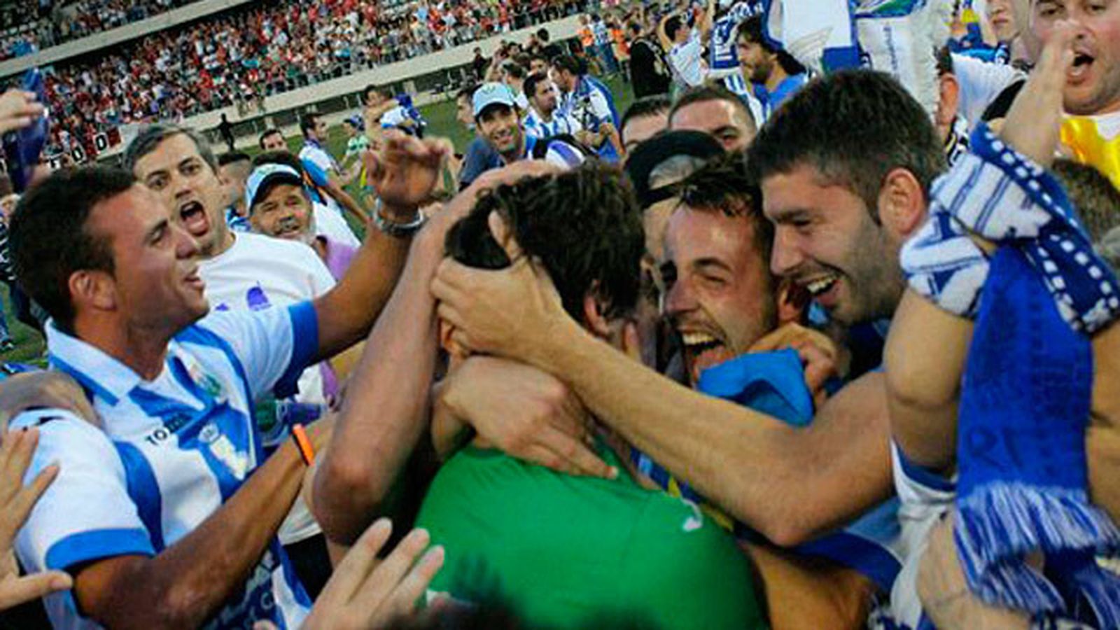 Los jugadores del Club Deportivo Leganés celebran el ascenso a Segunda División