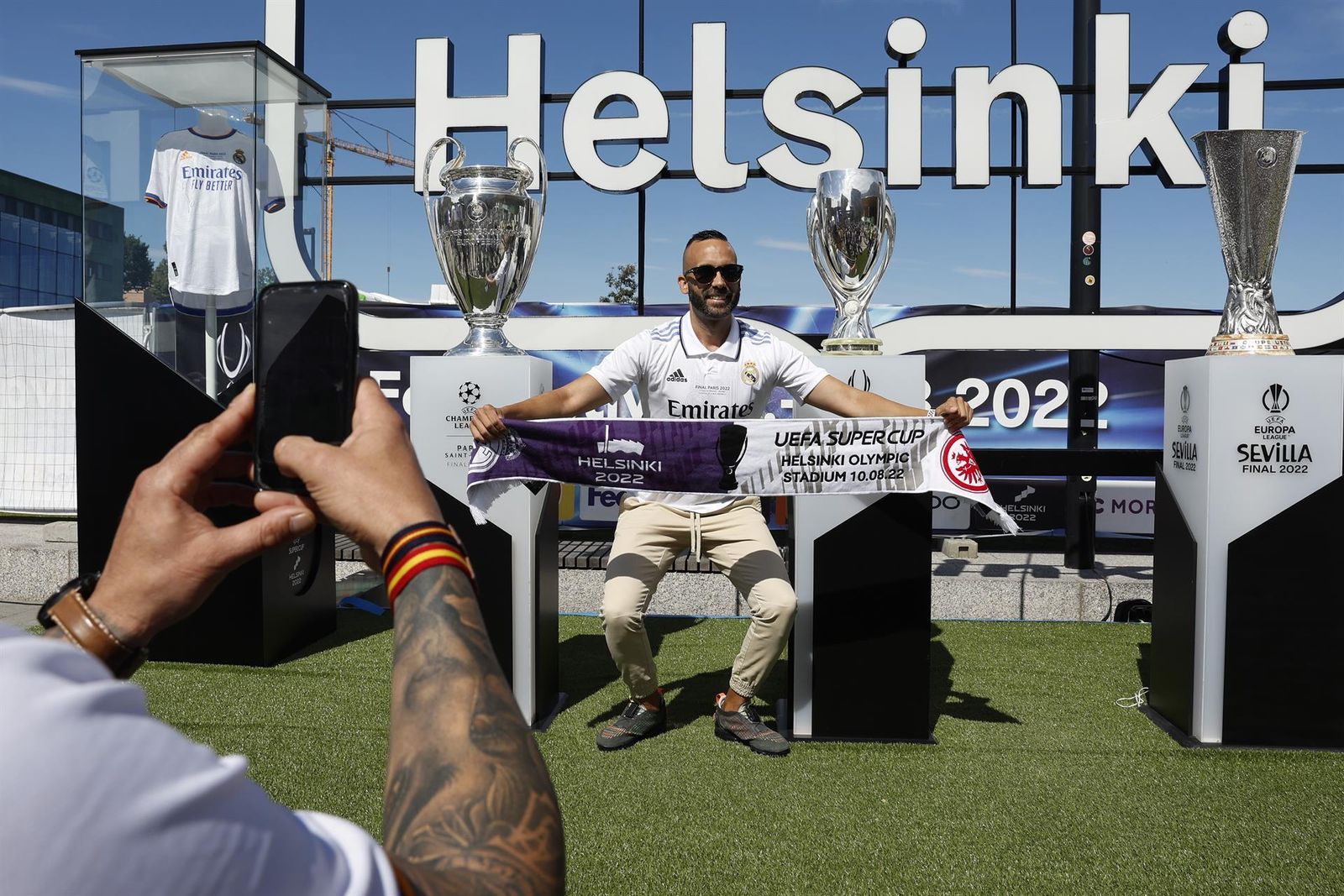 Aficionado del Real Madrid posa con los trofeos