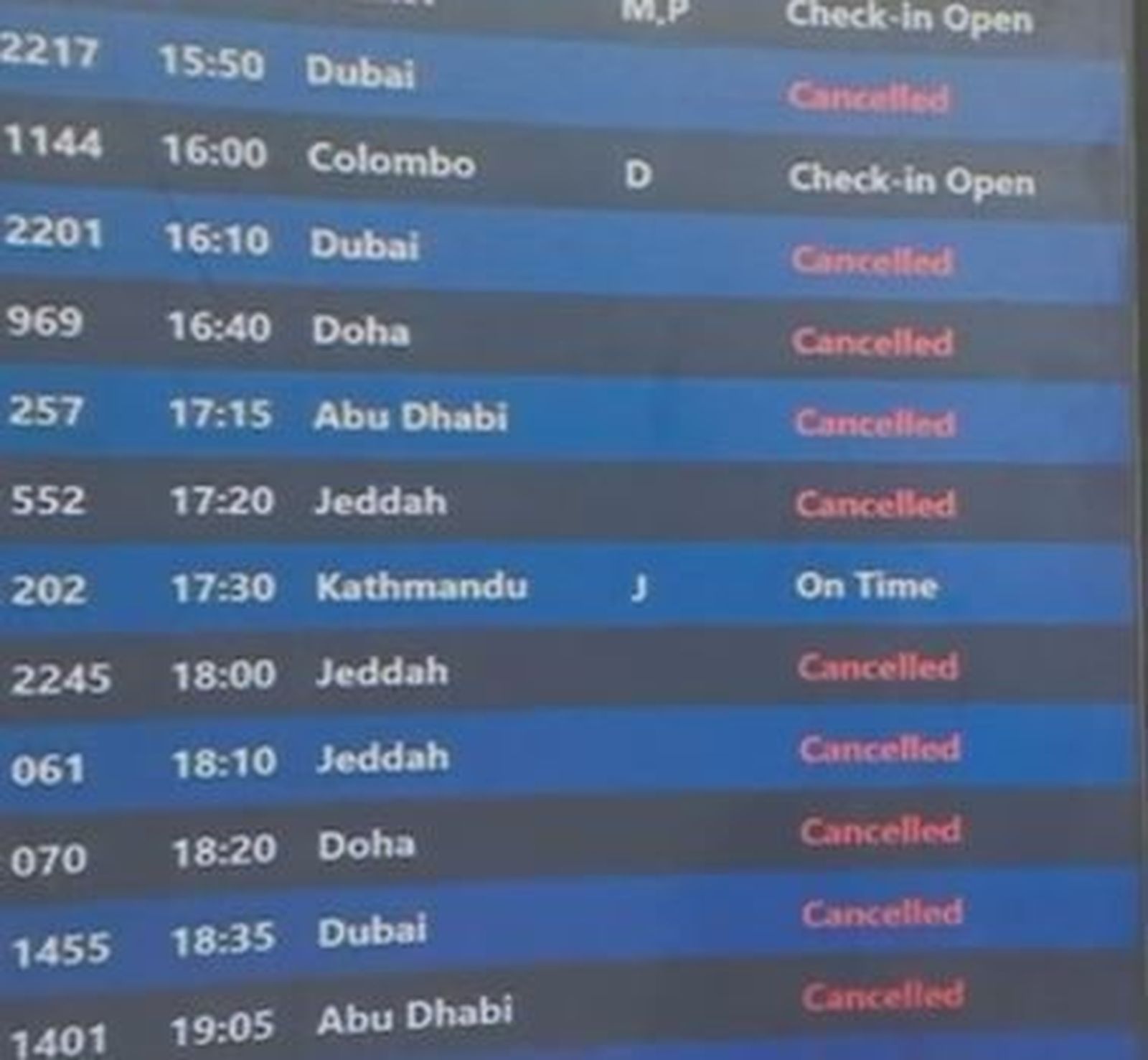 Canceladas temporalmente las salidas desde Barajas con destino Oriente Medio tras el ataque a Irán