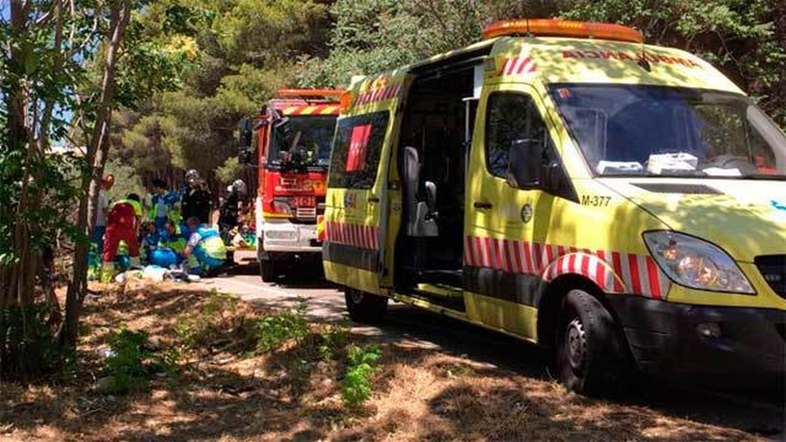Los equipos de emergencia en  la M406