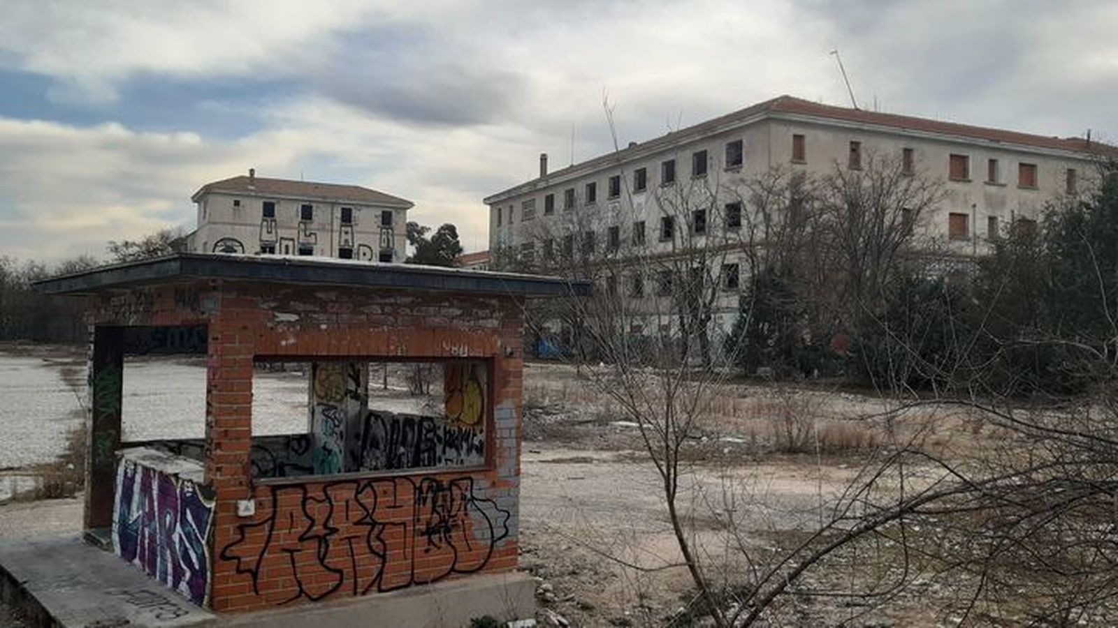 Uno de los cuarteles abandonados junto a la A-5, en el barrio de Campamento