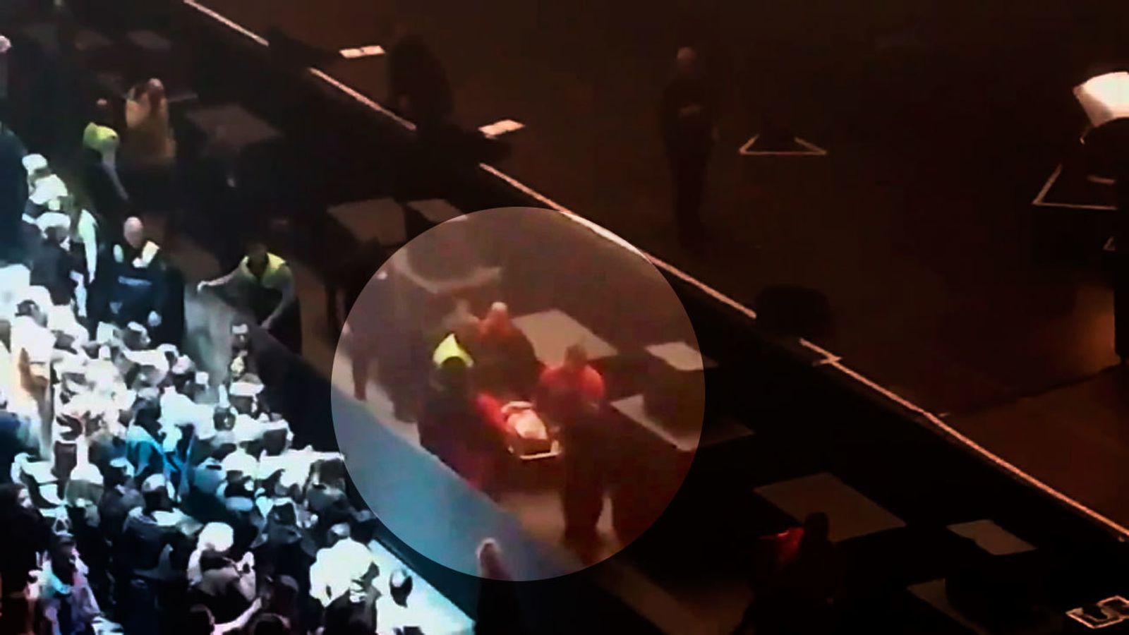 Momento en que los sanitarios trasladan en camilla a Joaquín Sabina