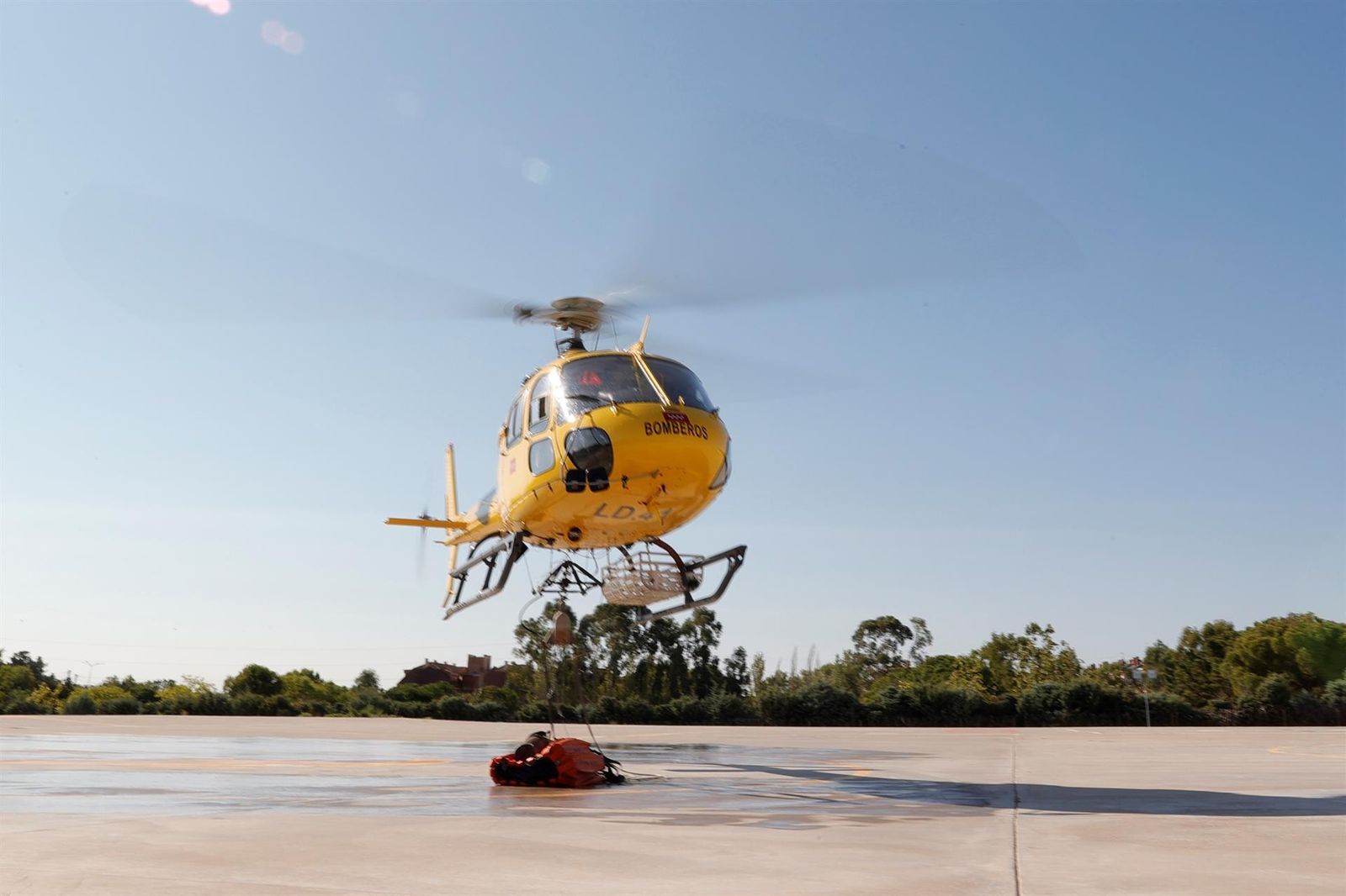 Un helicóptero dedicado a labores de extinción de incendios en el Parque de Bomberos de Las Rozas
