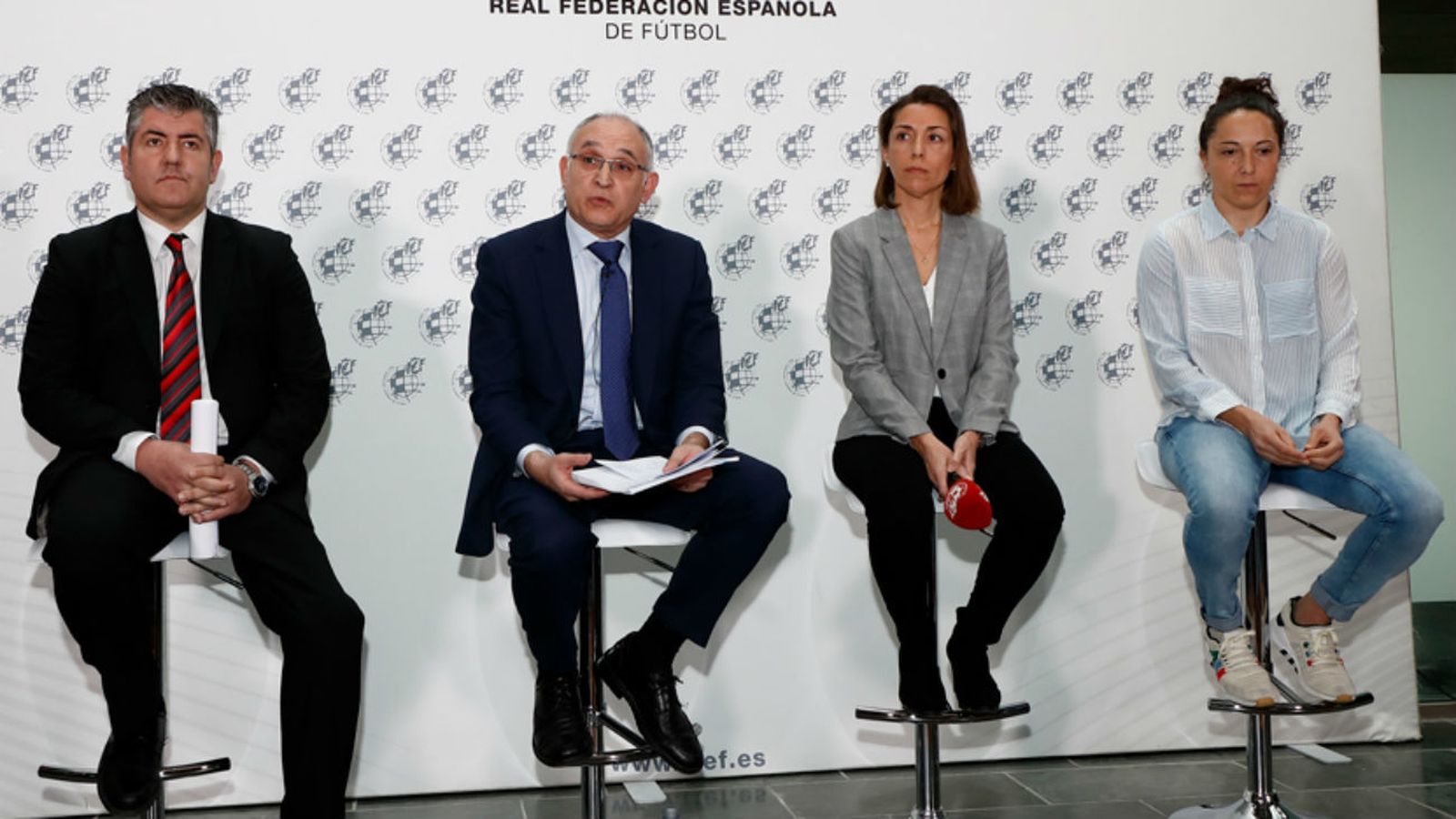 Reunión sobre el convenio de fútbol femenino