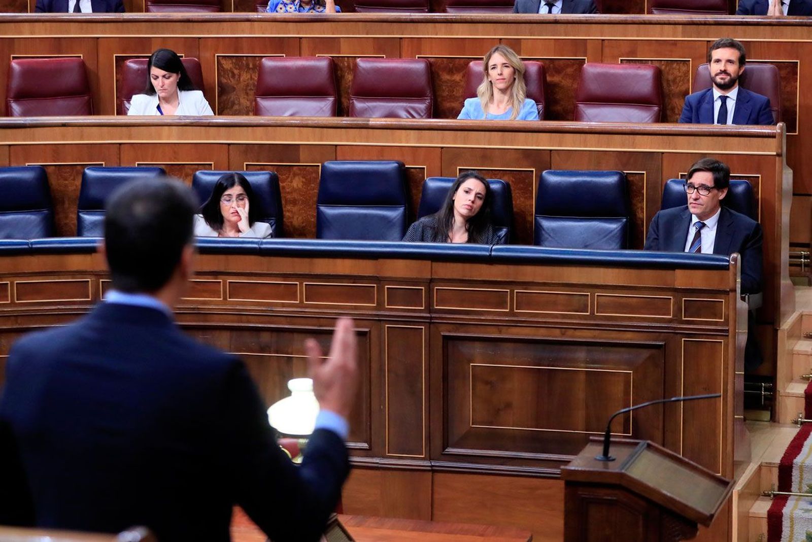 Sánchez y Casado se acusan mutuamente de fomentar la crispación