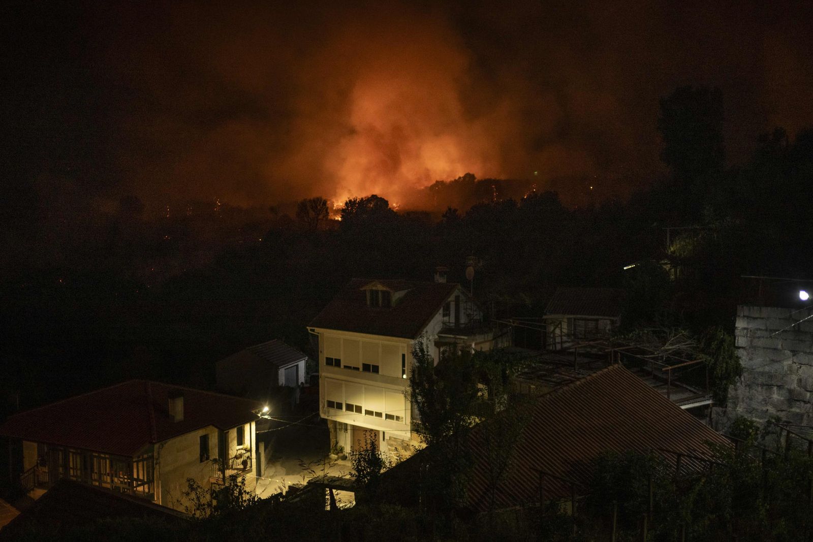 Vista del incendio forestal hoy sábado en Carballeda de Avia (Ourense)