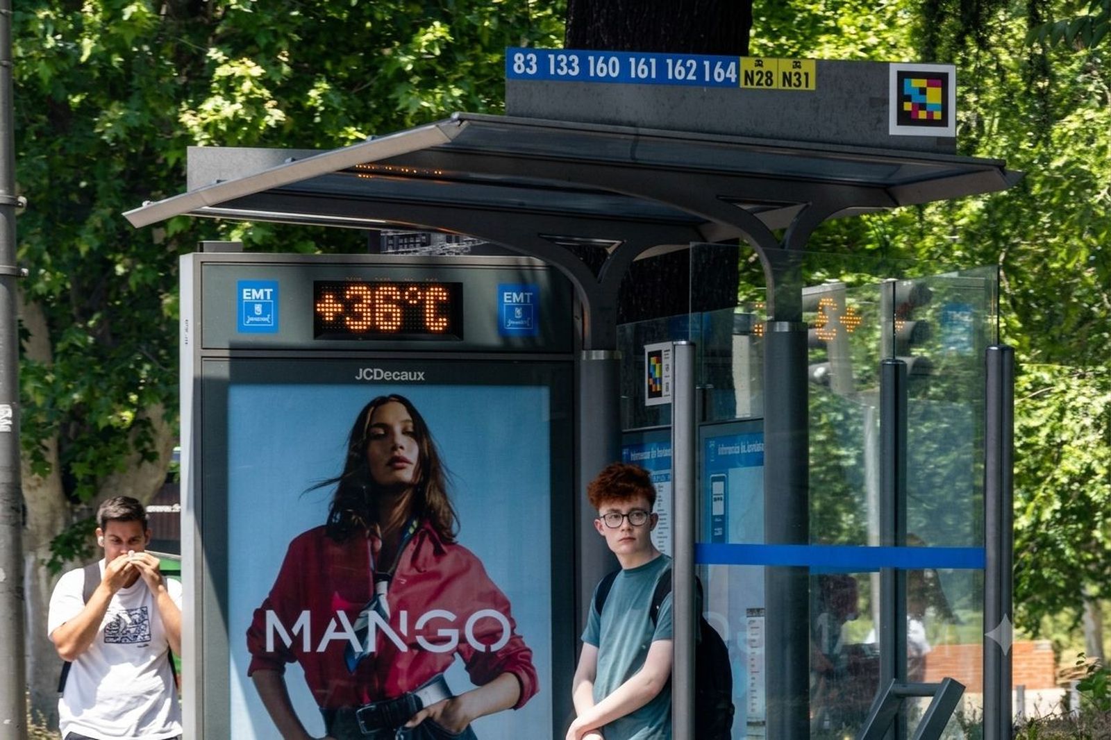 Termómetro en una marquesina de autobús en Madrid