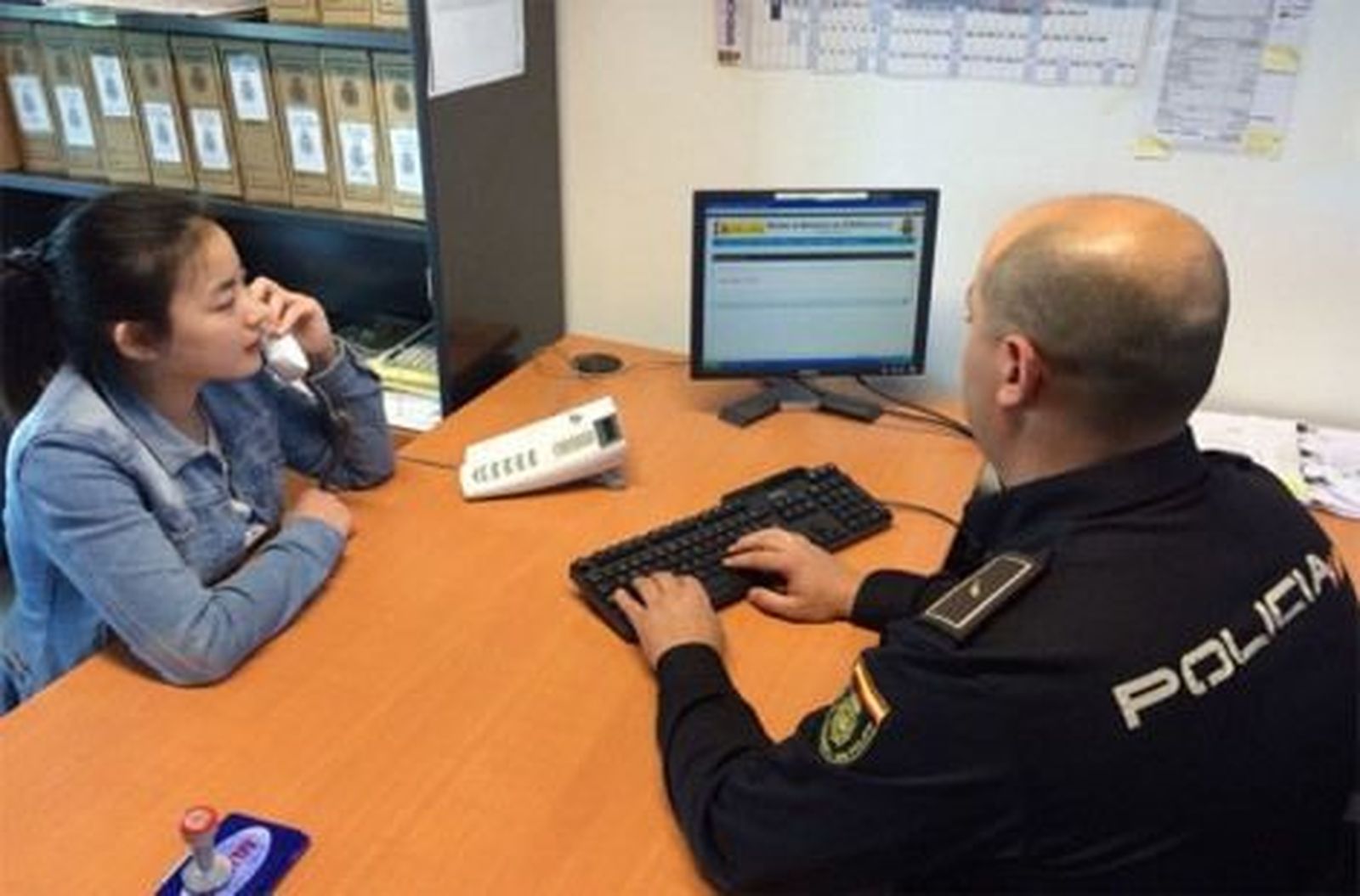 No saber español no es problema para que los chinos denuncien en la Policía