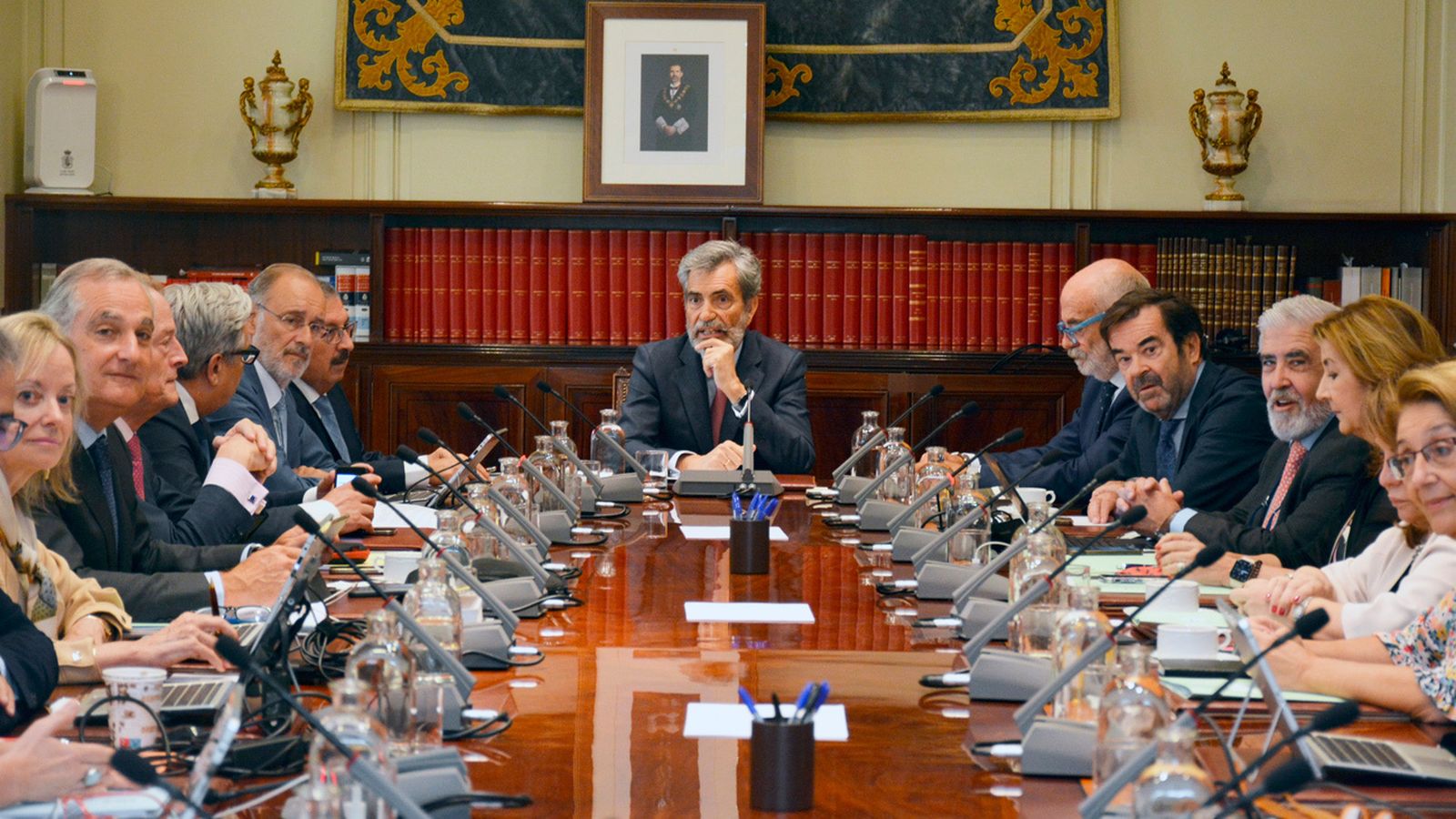 El presidente del Consejo General del Poder Judicial (CGPJ), Carlos Lesmes, preside un Pleno extraordinario