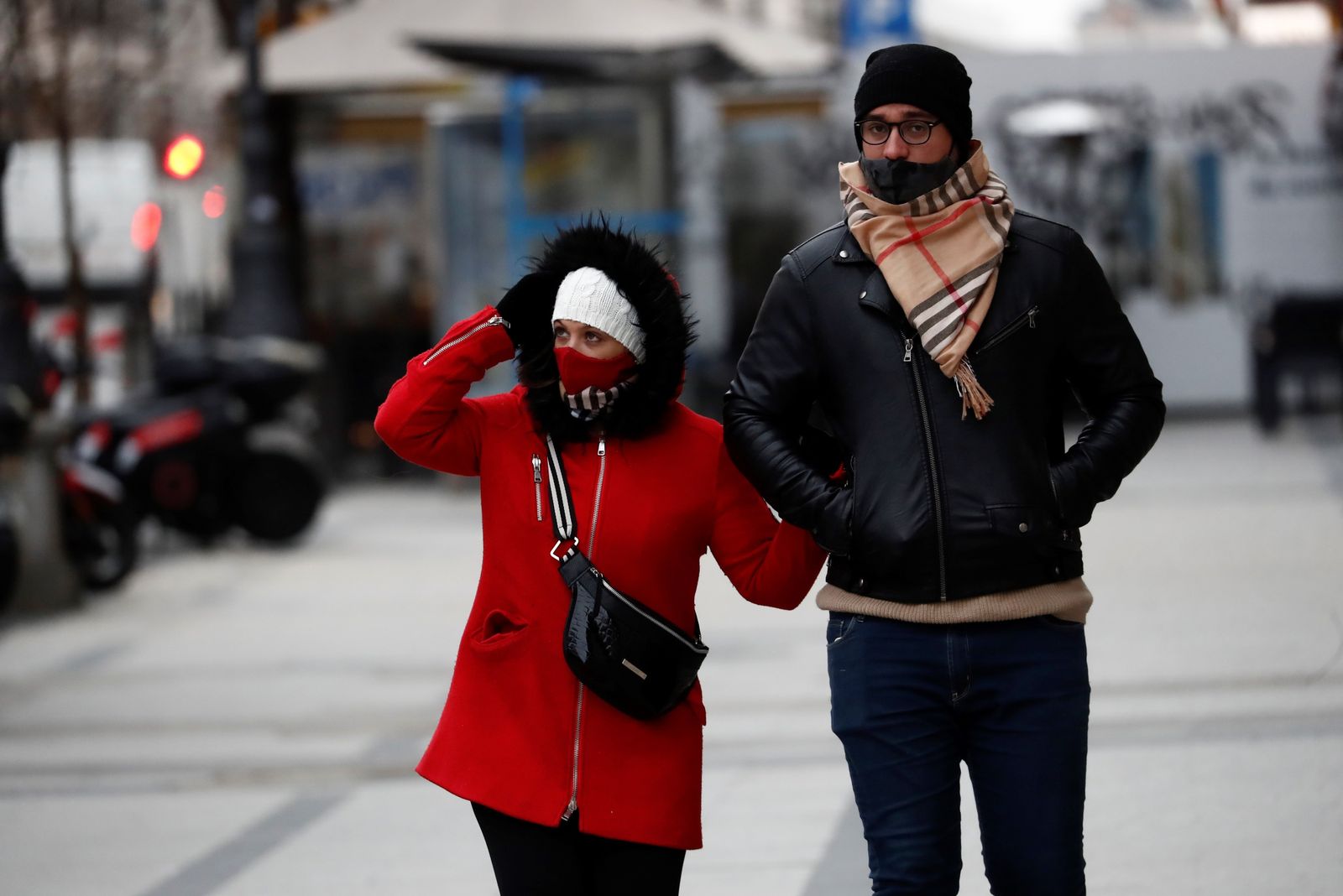 Abrigados ante el frío en Madrid