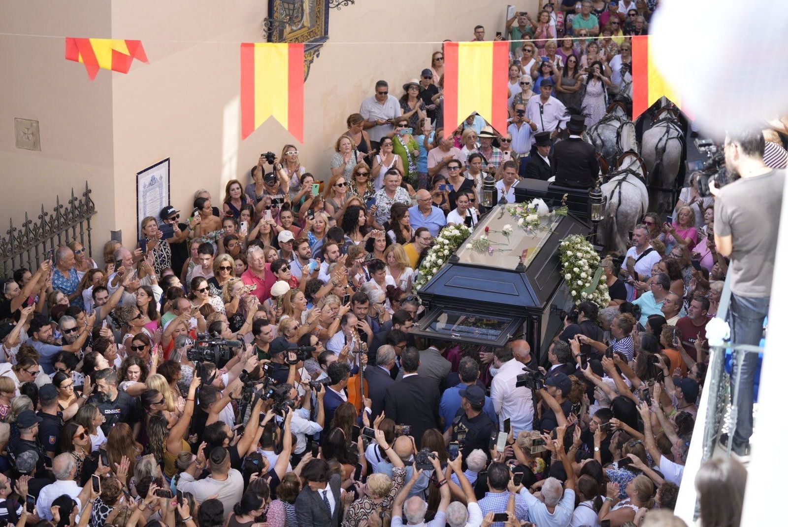 Triana despide por sevillanas a María Jiménez, como ella quería