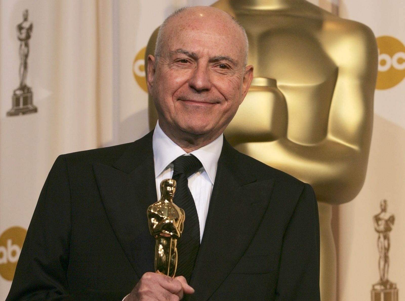 Alan Arkin al recibir el Oscar en 2006 por 'Pequeña Miss Sunshine'