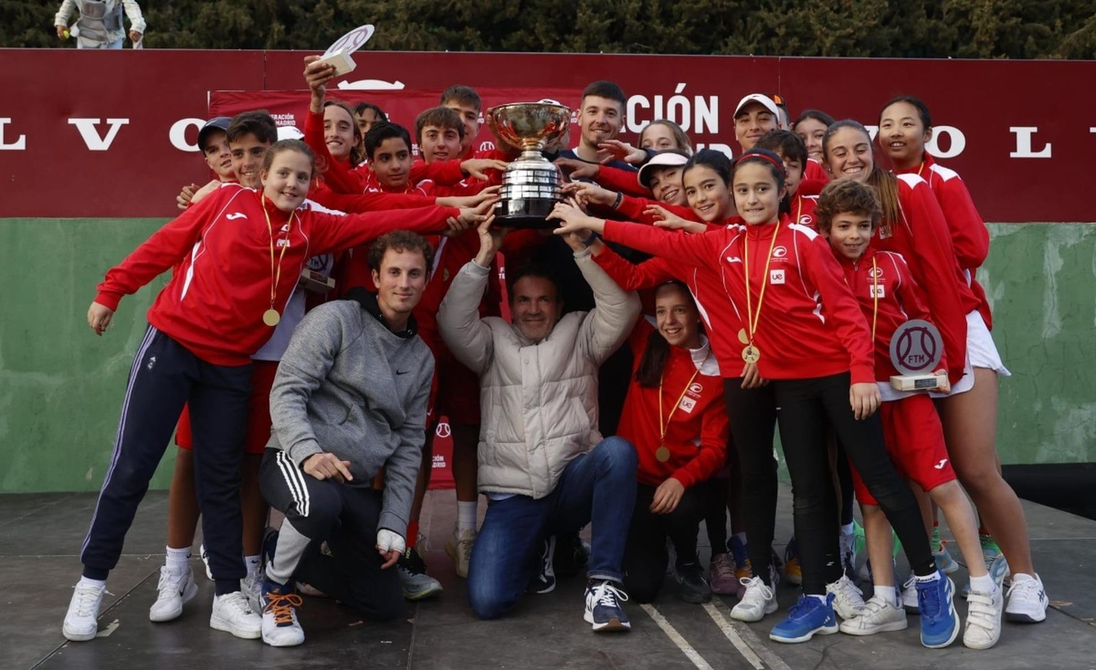 Equipo de tenis de la 𝗨𝗻𝗶𝘃𝗲𝗿𝘀𝗶𝗱𝗮𝗱 𝗘𝘂𝗿𝗼𝗽𝗲𝗮