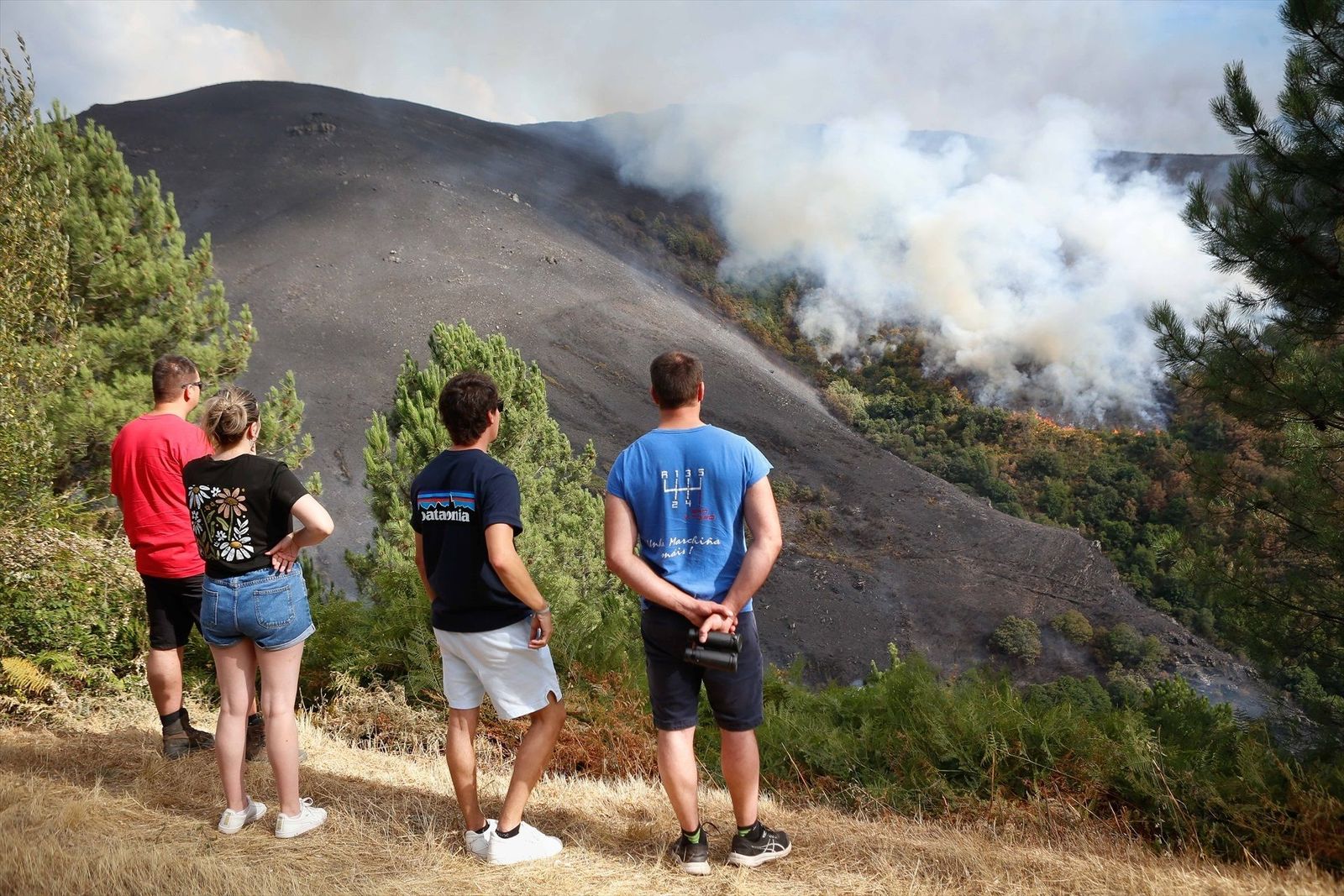 Los incendios en Galicia dan un leve respiro: siguen activos, pero las hectáreas quemadas no aumentan