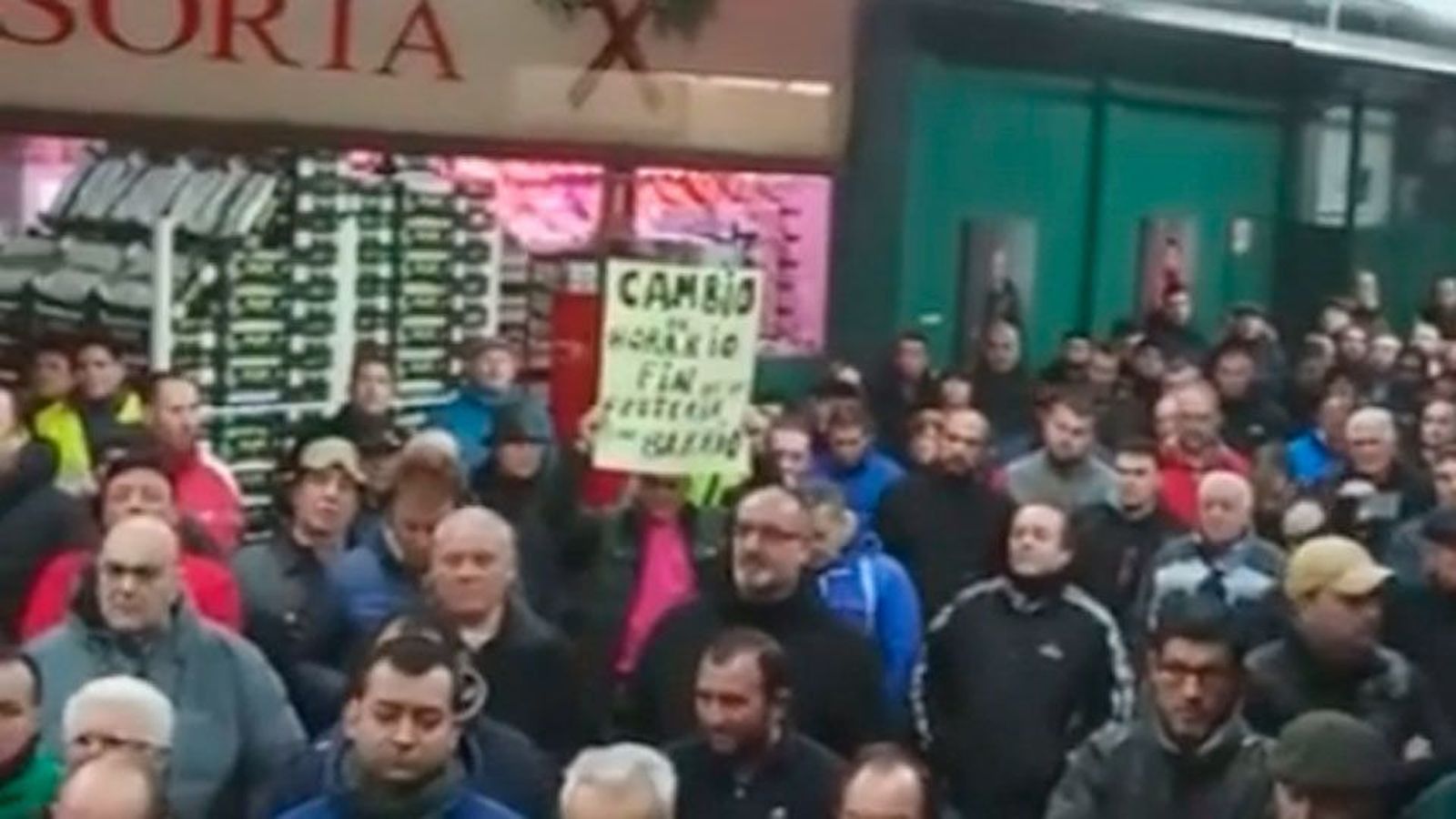 Los fruteros minoristas de Mercamadrid protestan por el cambio de horarios