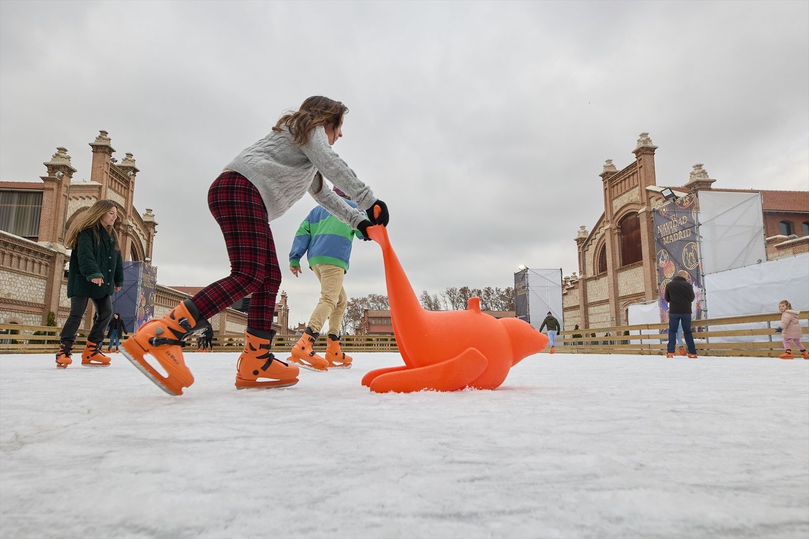 Varias personas en la pista de patinaje sobre hielo de Matadero