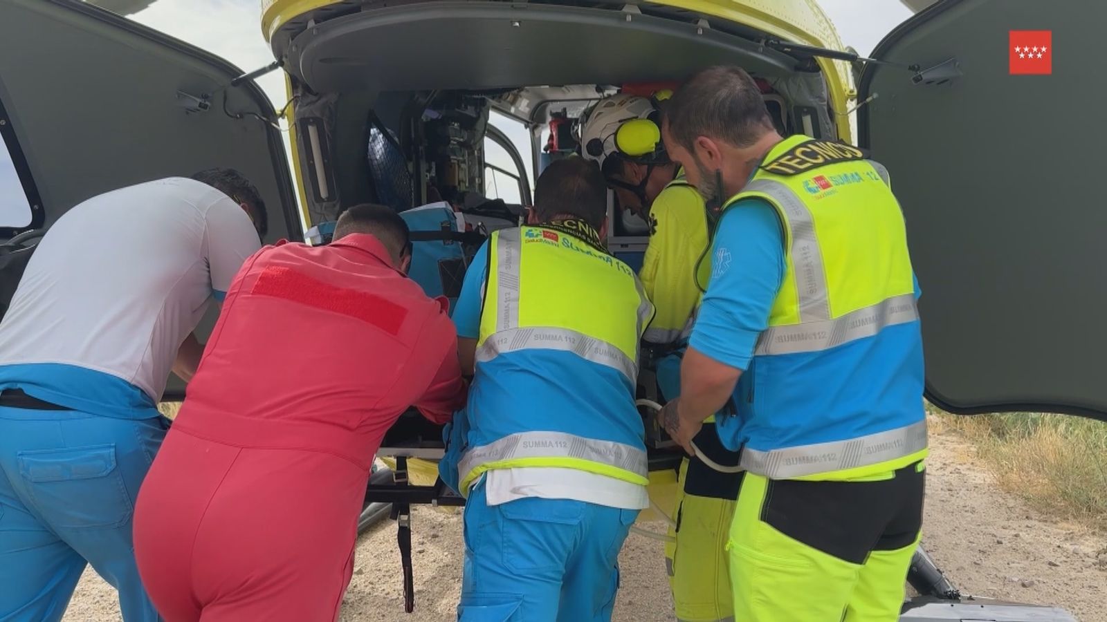 Sanitarios del SUMMA 112 atienden en helicóptero a un hombre herido