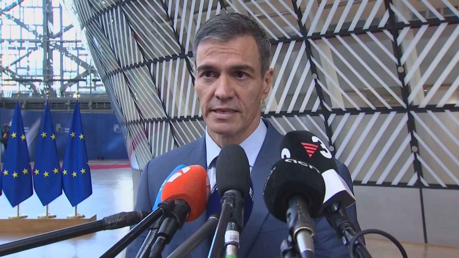 Sánchez transmite a Zapatero su "confianza" y su "empatía y solidaridad" a sus hijas y a su mujer