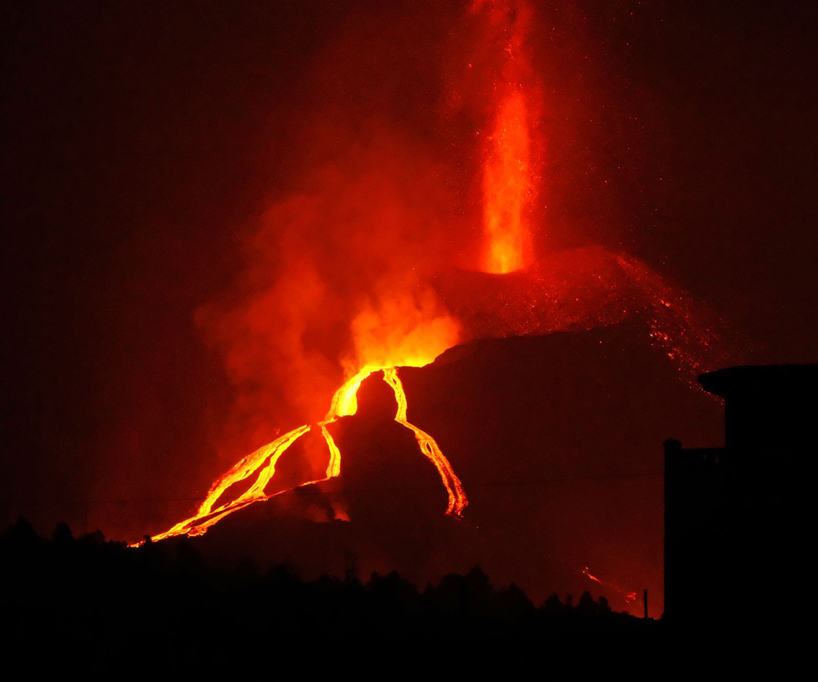 Una de las bocas eruptivas del volcán Cumbre Vieja en la isla de La Palma