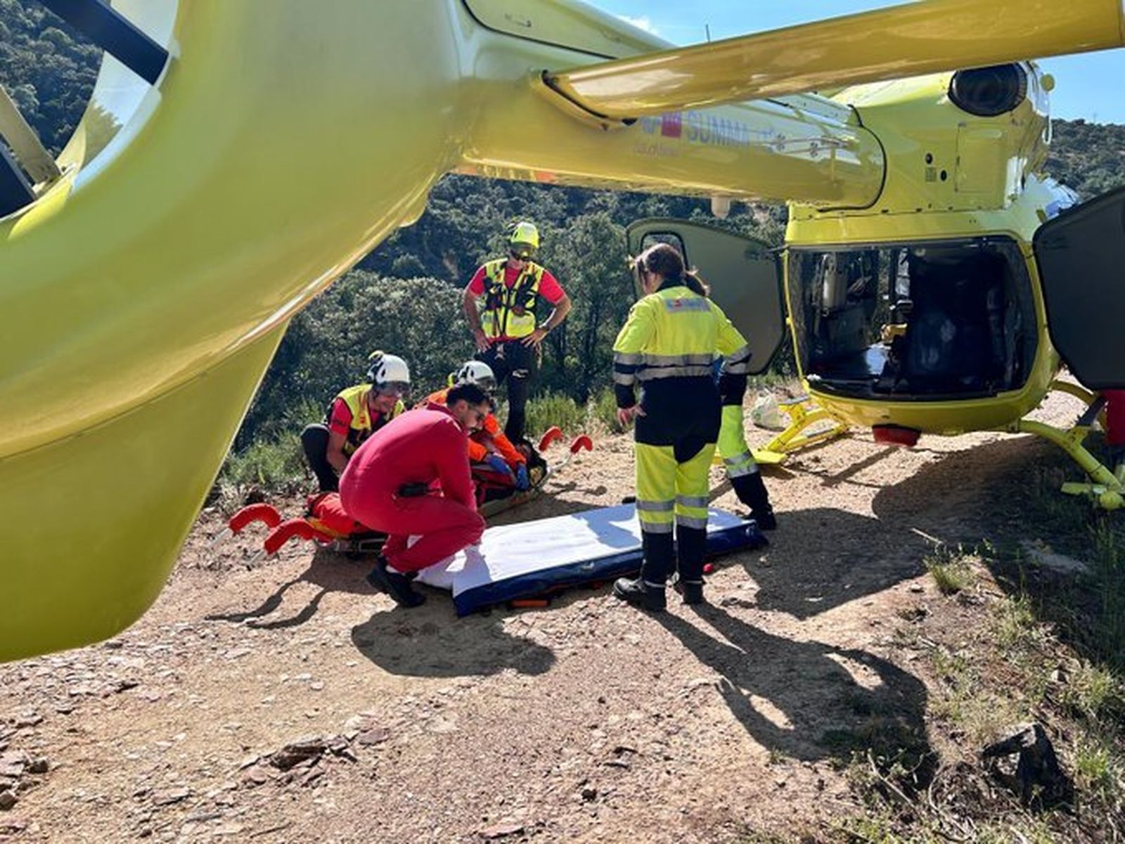 Bomberos y sanitarios preparan la evacuación de un accidentado en San Agustín del Guadalix