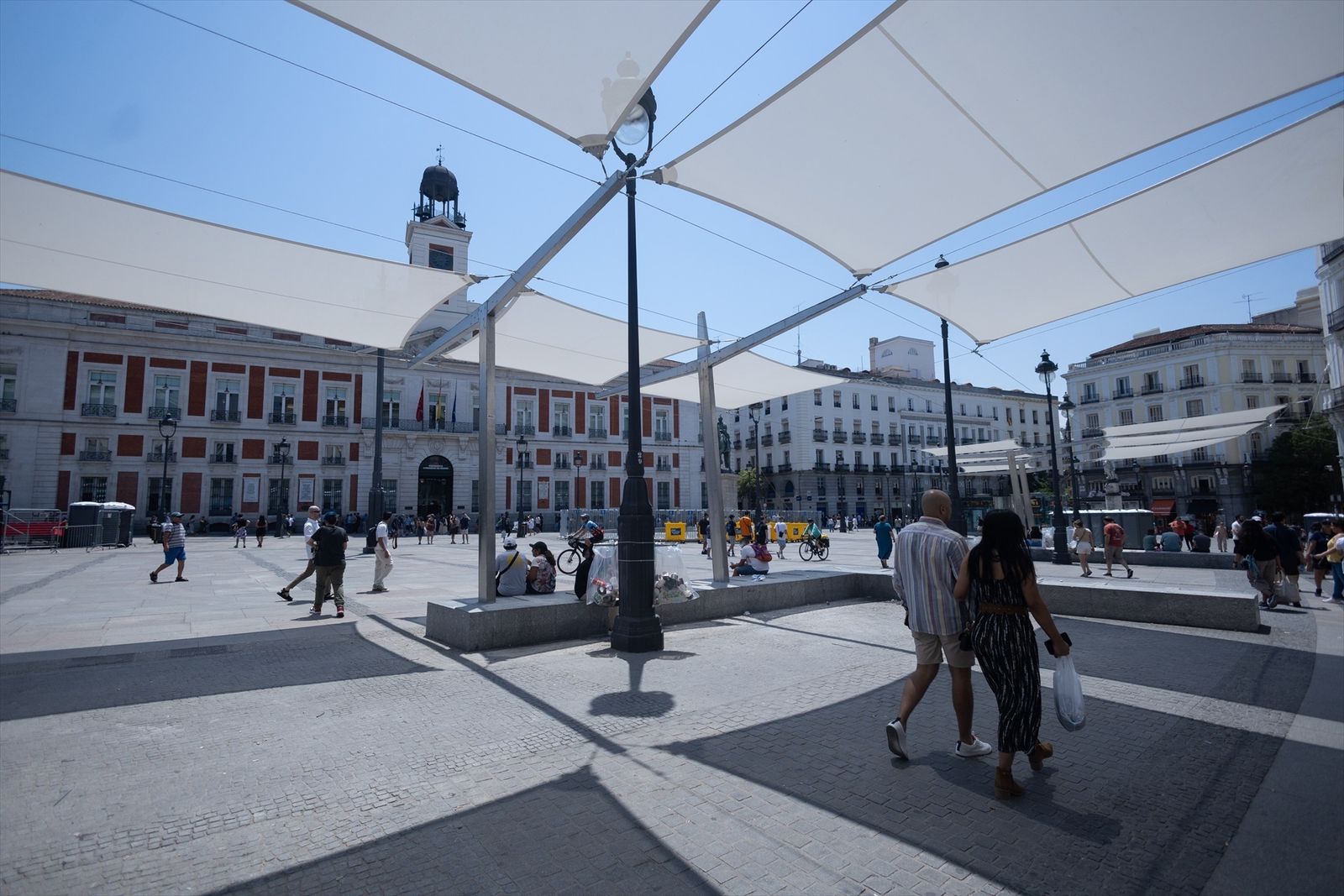 Comienza el montaje de los toldos de Sol para que estén operativos el próximo 1 de junio