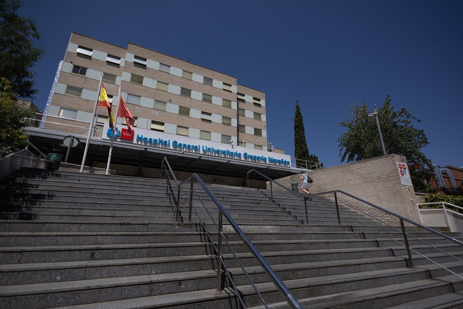 Denuncian una estafa suplantando a personal sanitario del Gregorio Marañón
