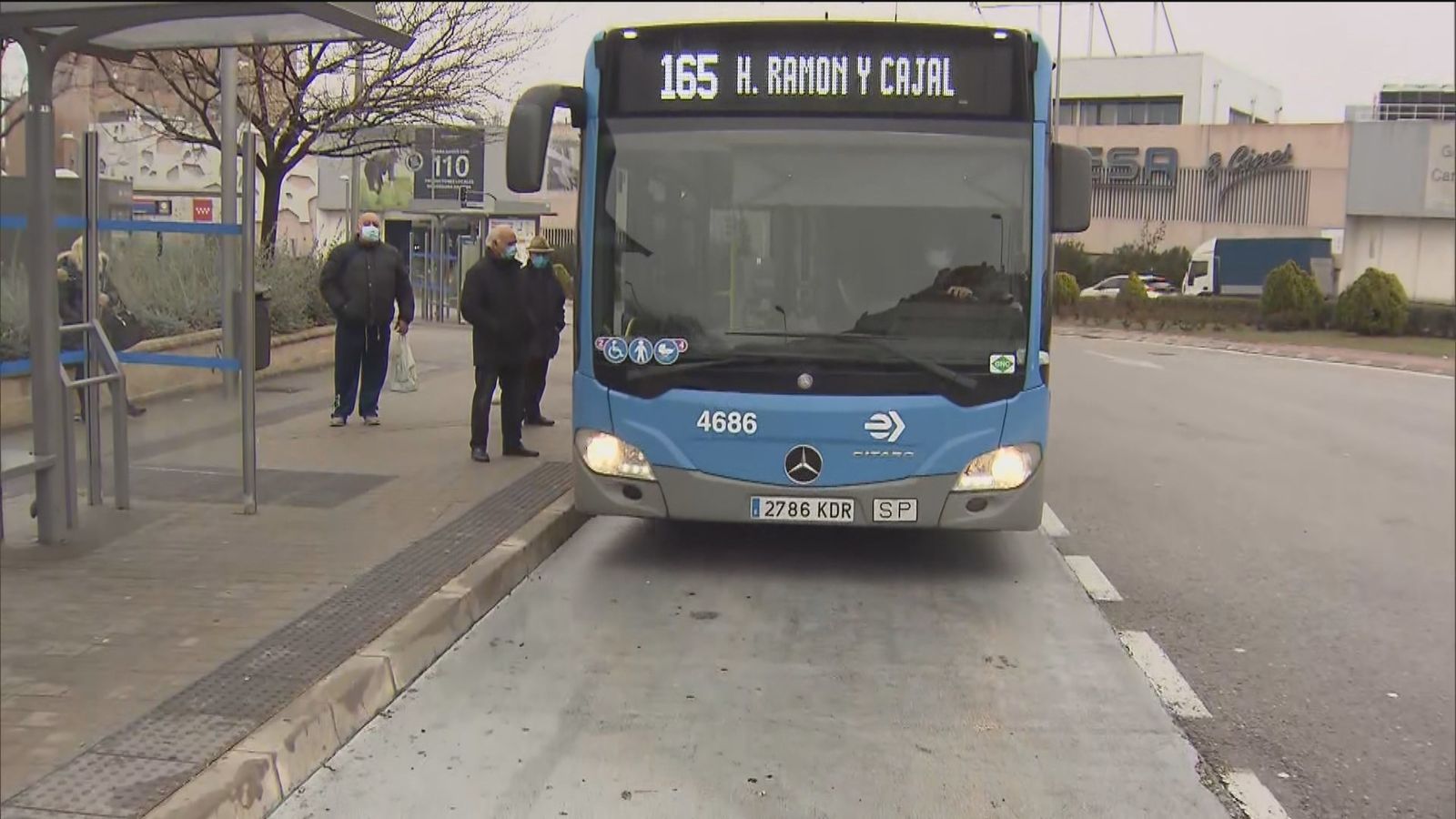 Un coche de la línea 165 de la EMT