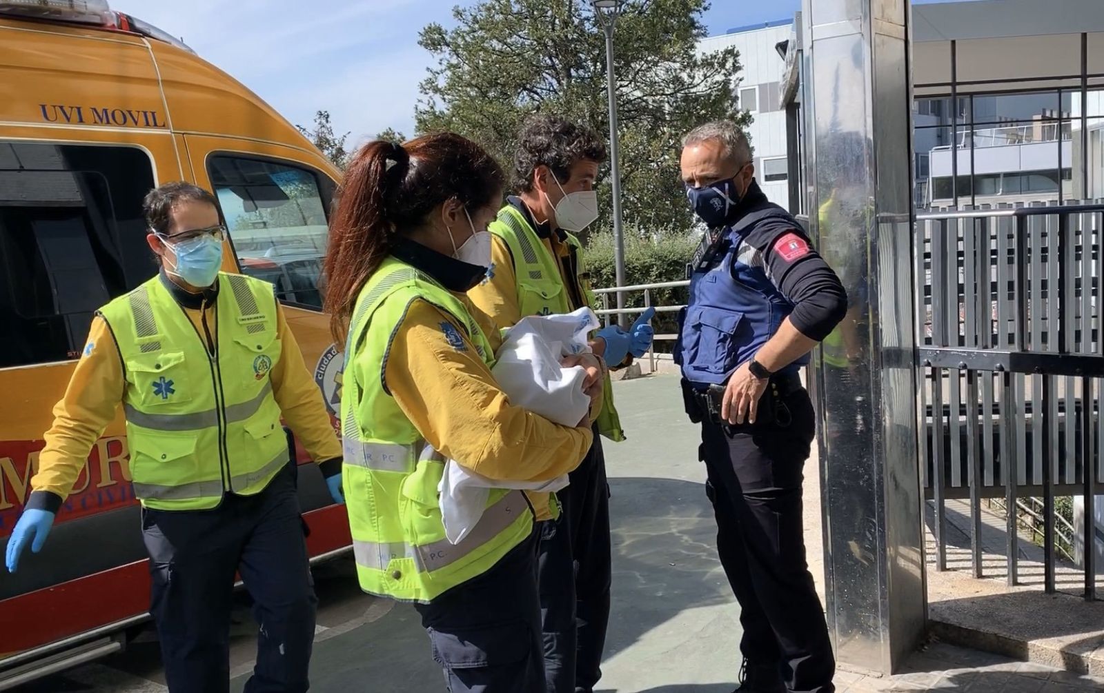 Encuentran un bebé abandonado en el interior de una bolsa de cartón en el distrito de Fuencarral