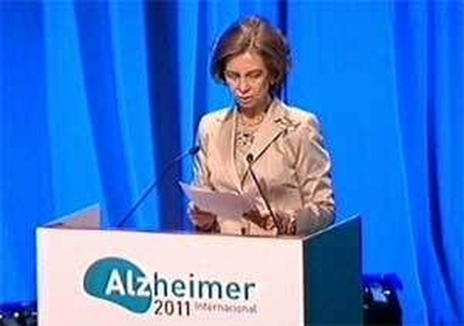 La Reina pide la colaboración de toda la sociedad para apoyar a los pacientes con Alzheimer