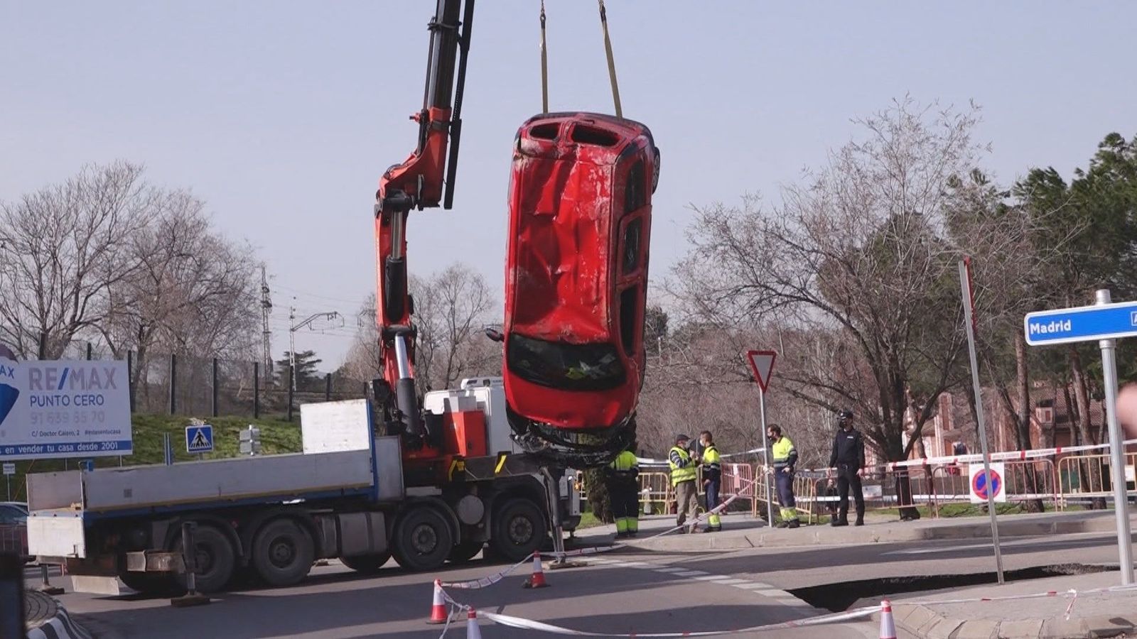 Así han rescatado en Majadahonda el vehículo sumergido en un socavón