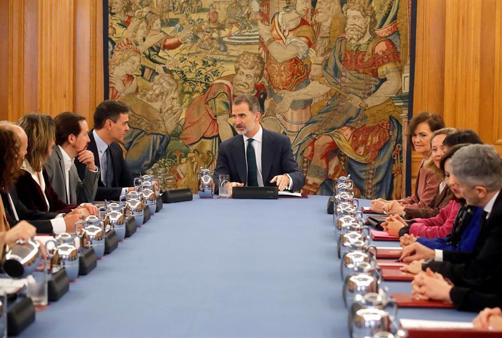 El rey preside la mesa del Consejo de Ministros