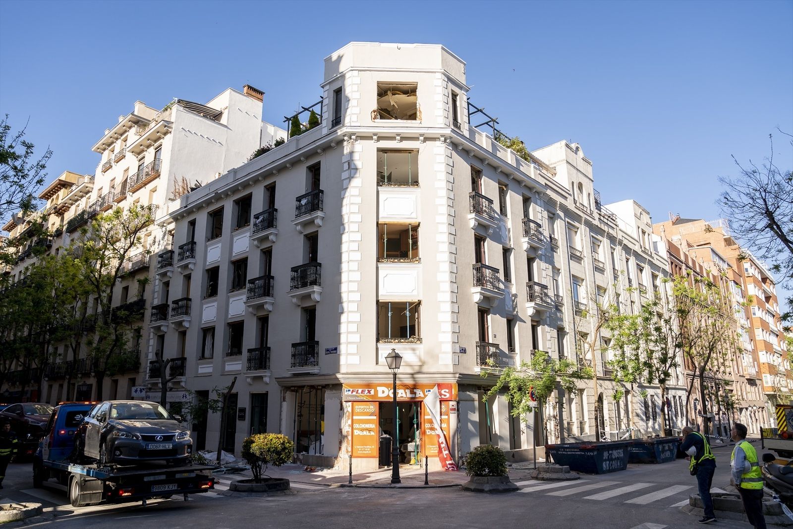 Fachada siniestrada de Genaral Pardiñas 35, en el barrio de Salamanca