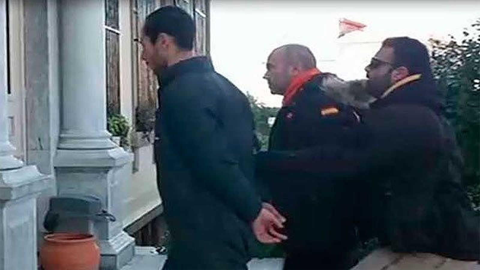 Compañeros de  los bomberos detenidos confían en mediación del  Gobierno para solucionar el "malentendido"