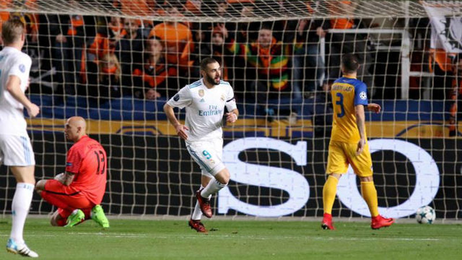 Benzema ante el Apoel