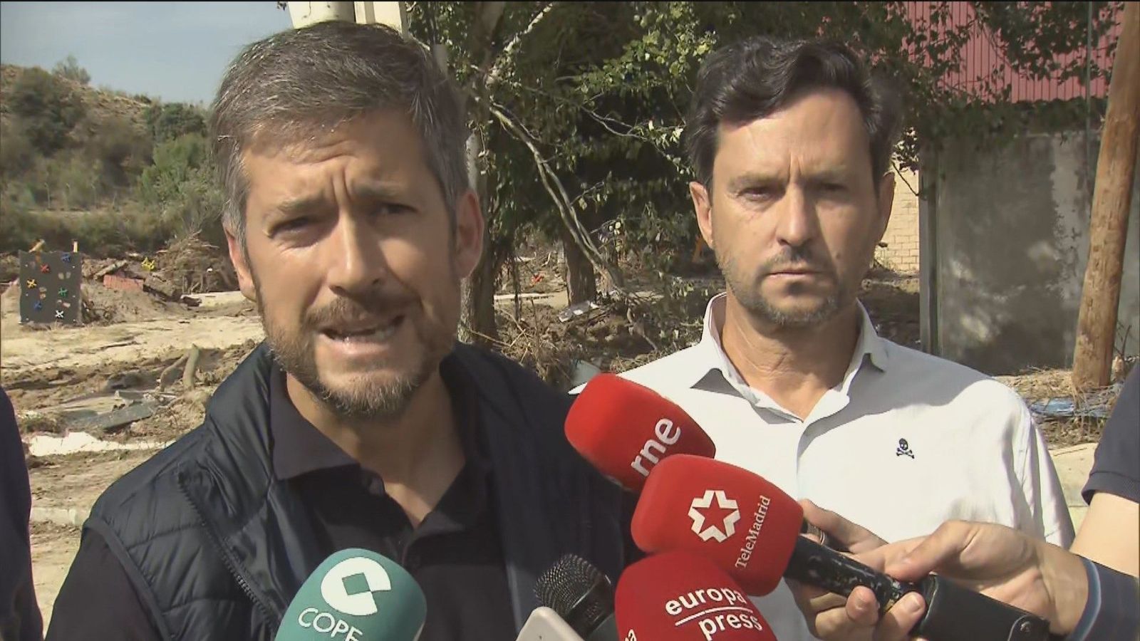 Madrid traslada 100 operarios y maquinaria pesada en los pueblos afectados por la DANA