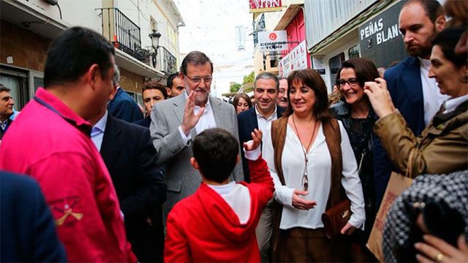 Rajoy pide a los españoles que sean "conscientes"  de los pactos que "algunos están preparando"