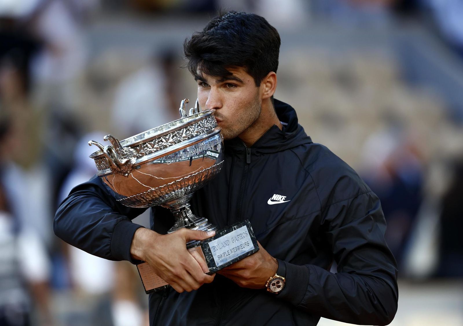 Carlos Alcaraz con el trofeo de Roland Garros