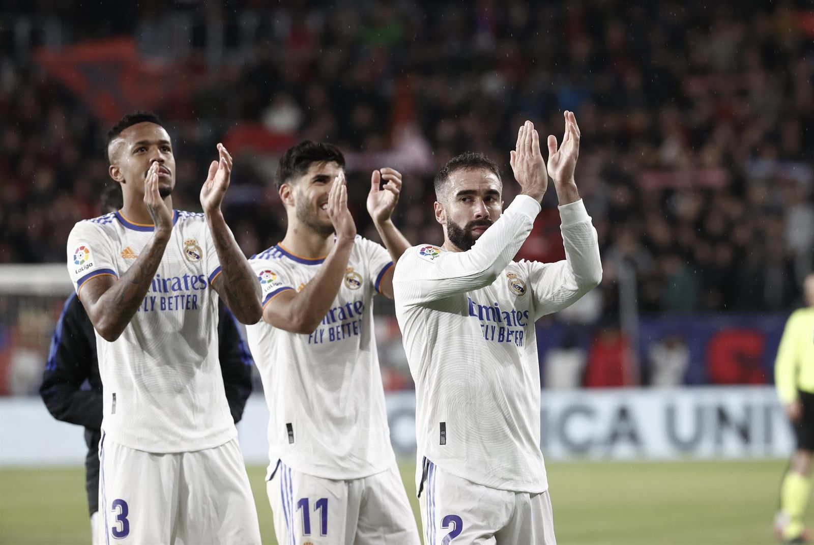 Jugadores del Real Madrid saludan a la afición