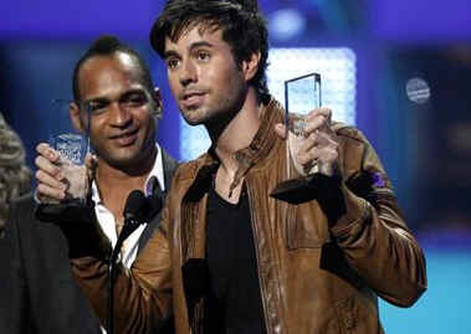 Enrique Iglesias y Shakira arrasan en los Billboard Latinos