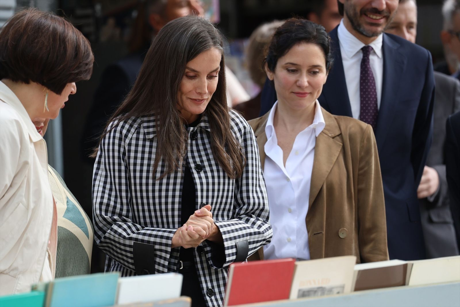 La reina Letizia visita la feria de libros de la Cuesta de Moyano en su 100 aniversario