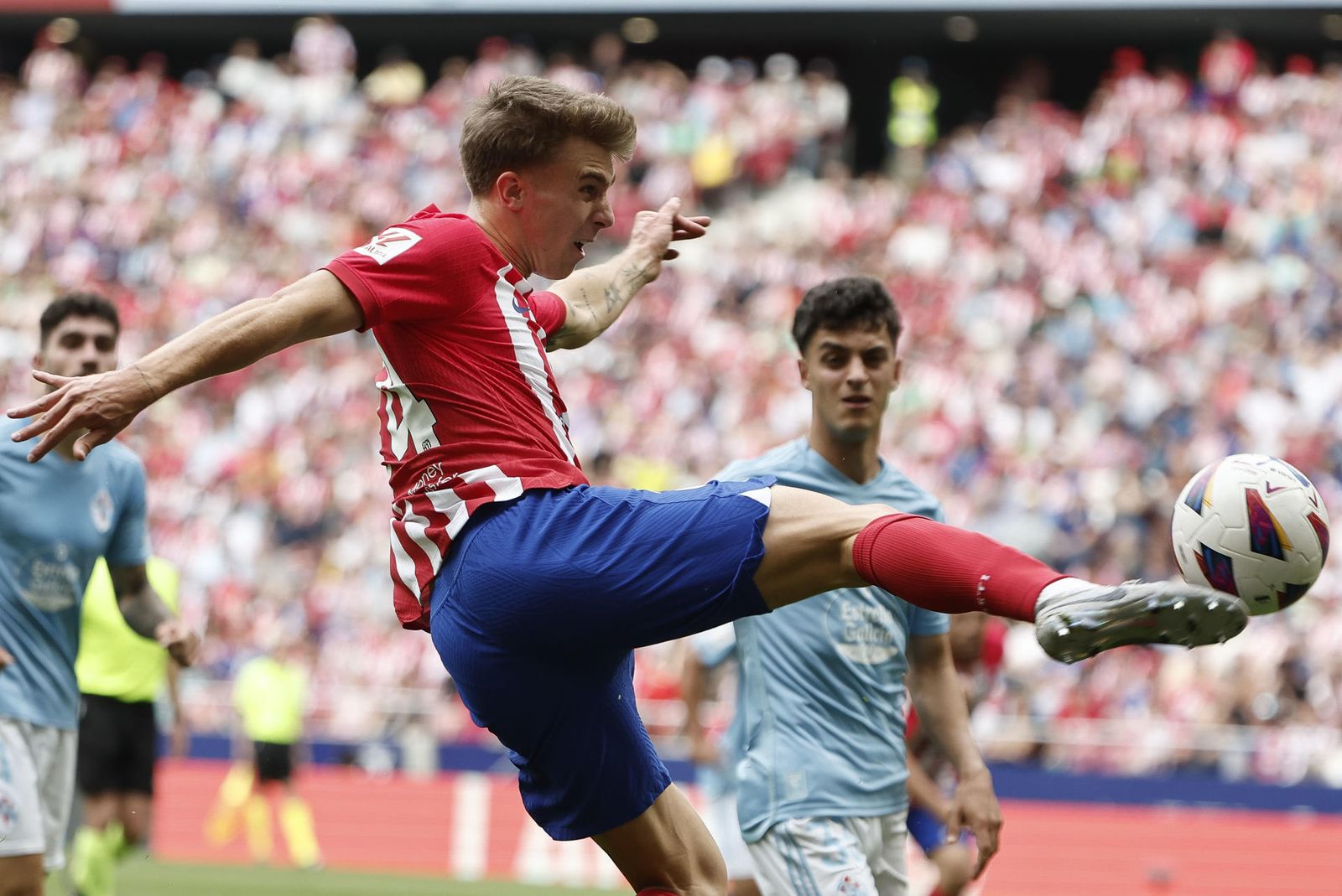 Pablo Barrios ante el Celta