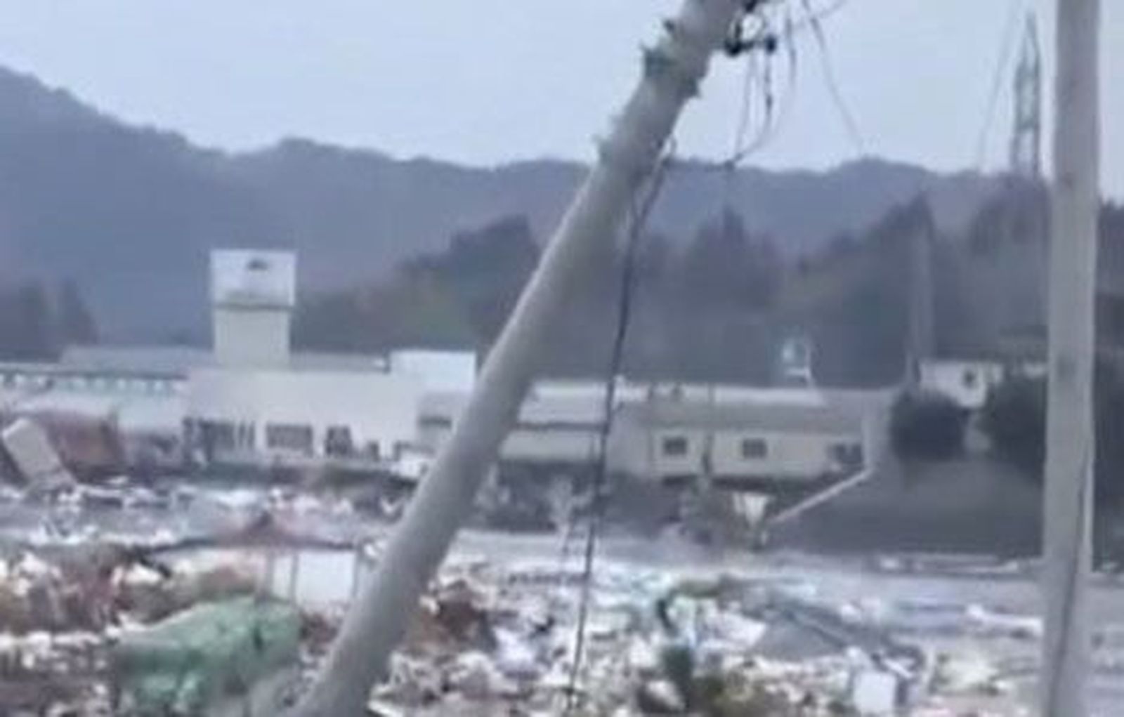 Los 23 minutos angustiosos de un nuevo video del tsunami que azotó Japón