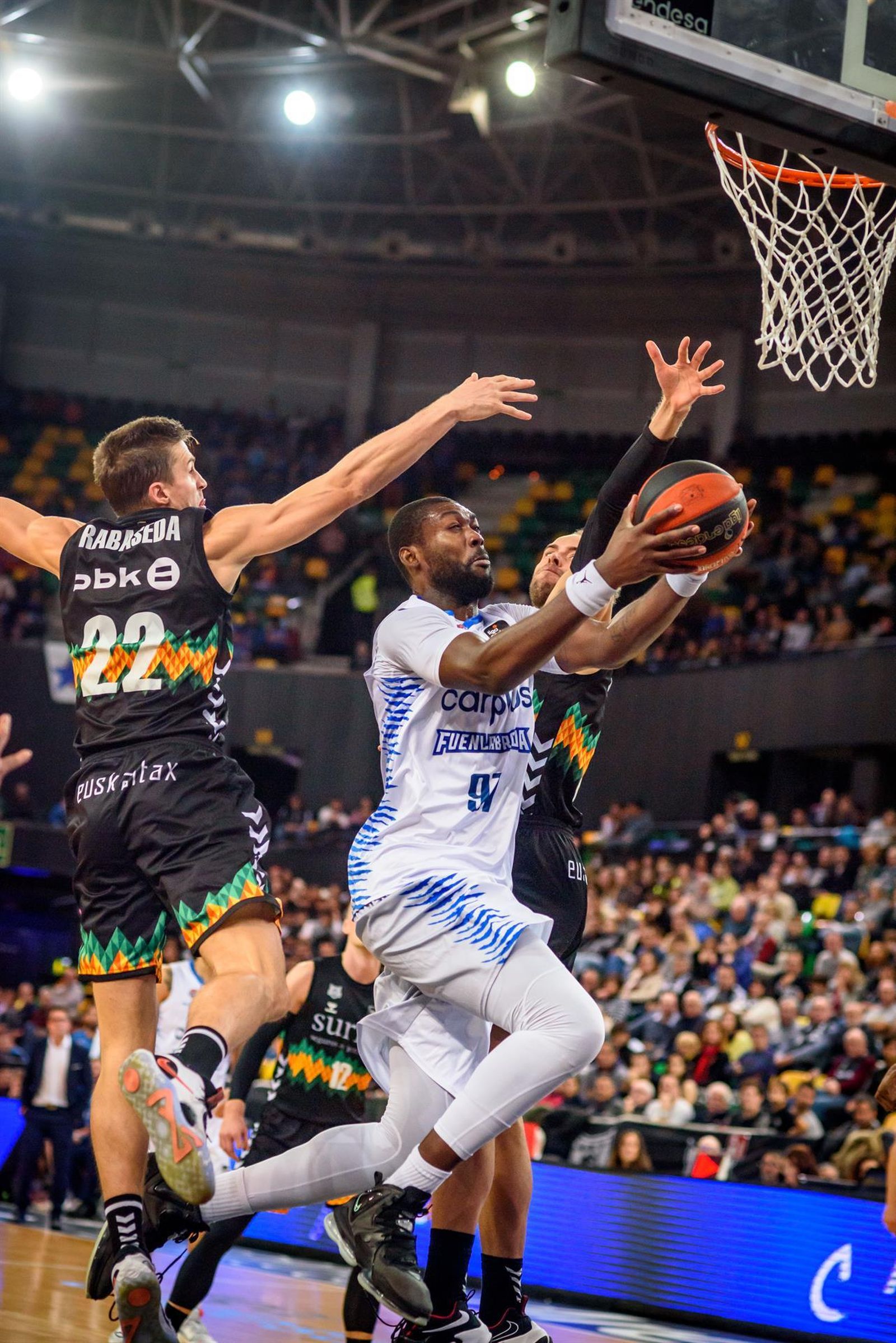 El jugador del Fuenlabrada Okouo intenta anotar