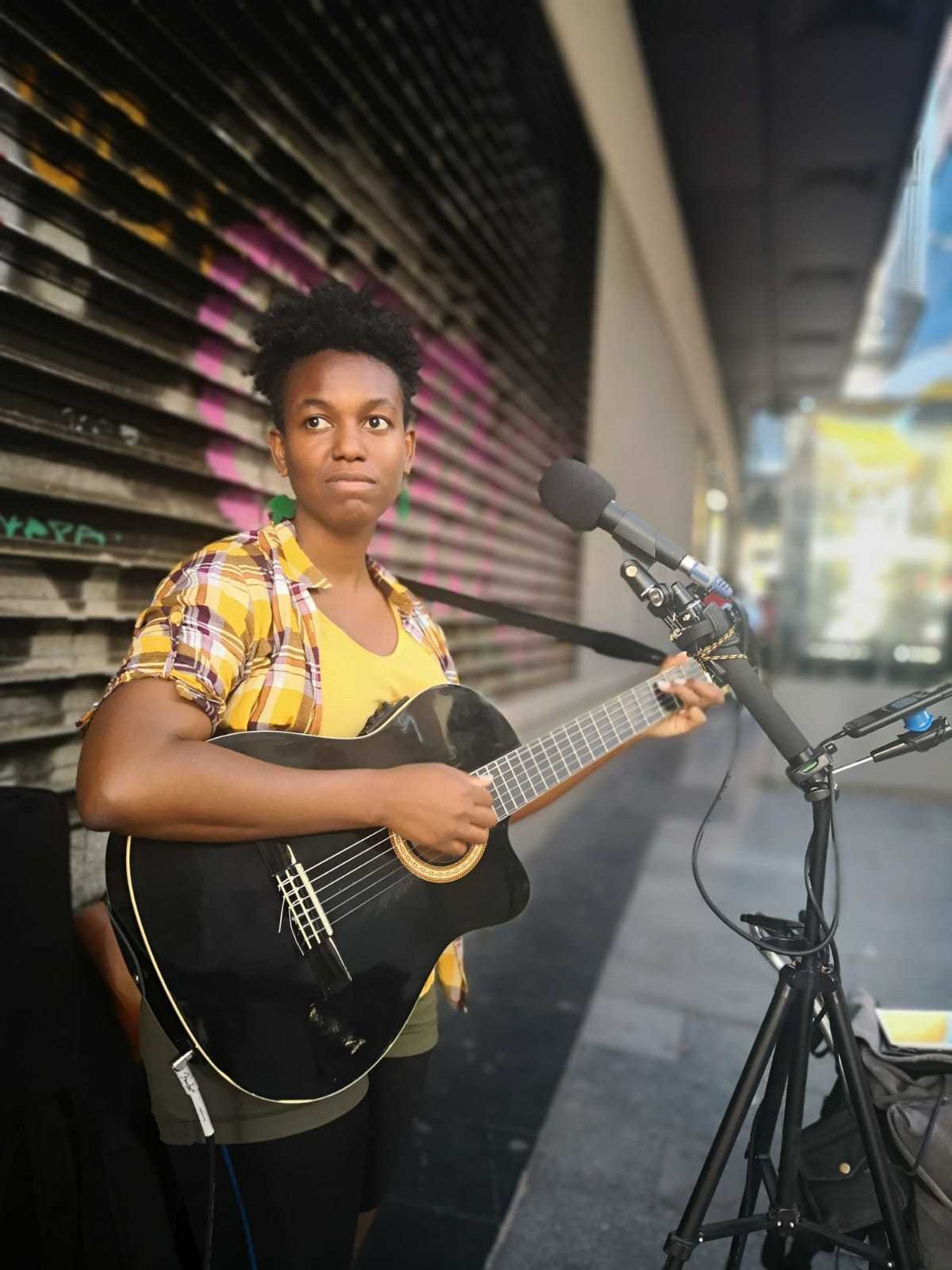 Danielle Day, como cada tarde, canta en pleno Callao