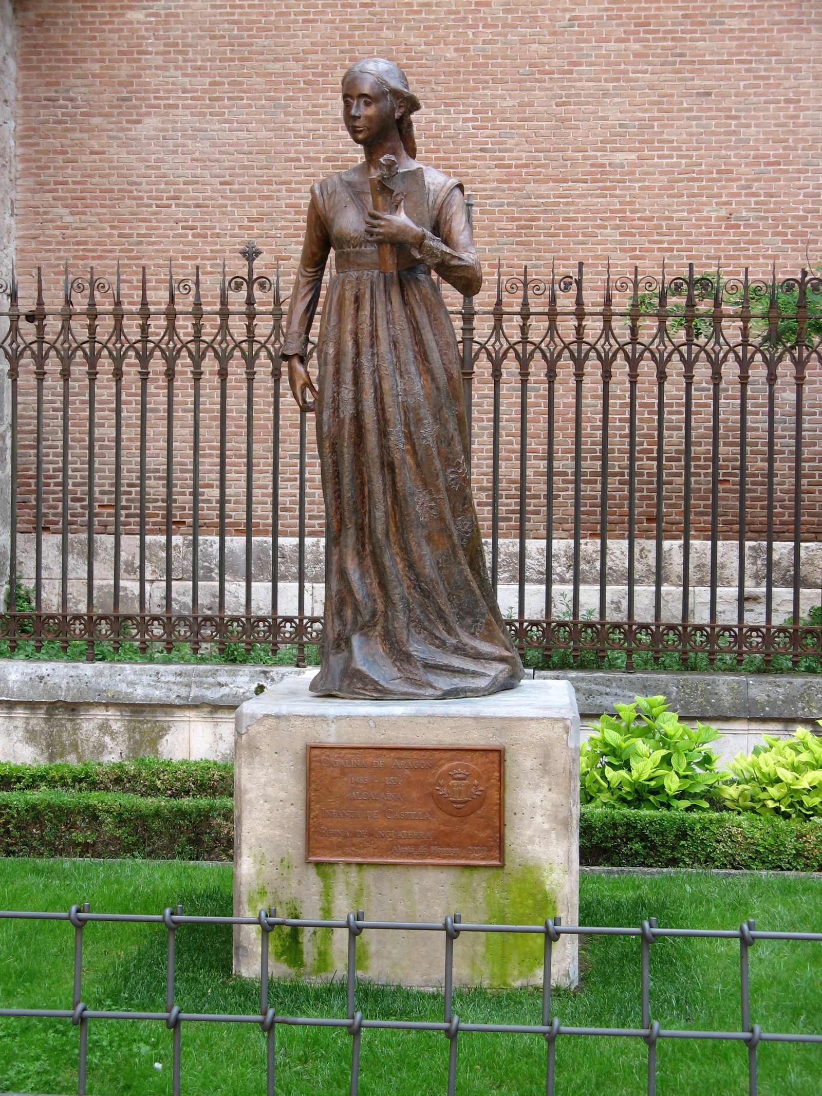 Estatua de Catalina de Aragón en Alcalá de Henares