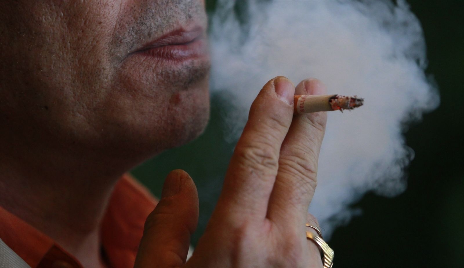 Una persona fuma un cigarrillo
