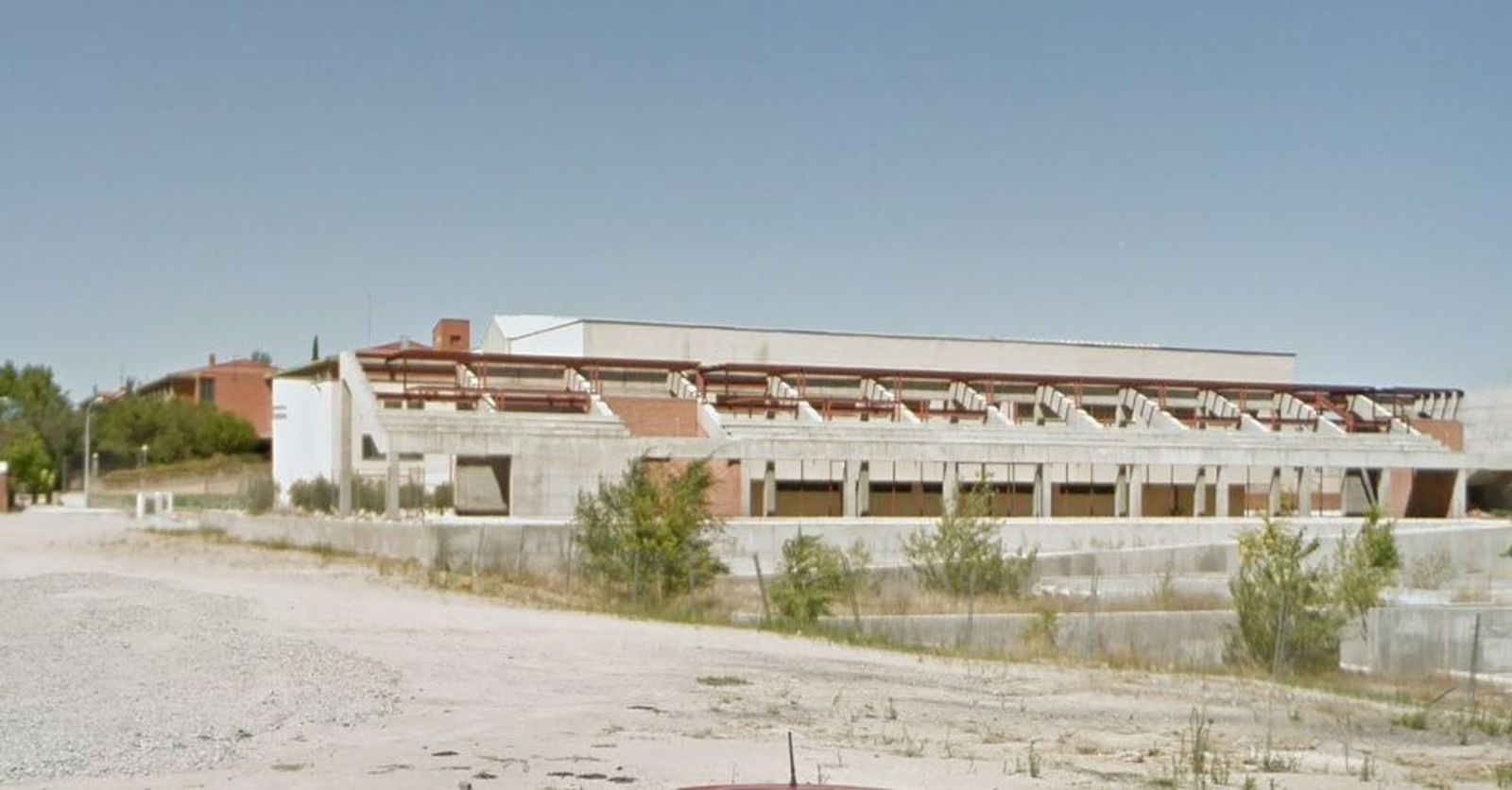Estado del polideportivo del barrio de la Estación, en Navalcarnero